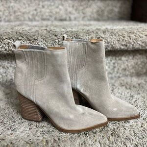NWOB Marc Fisher Suede Pointed Toe Ankle Boot Taupe Grey color Oshay size 4.5